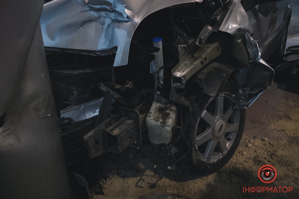 Тут автомобіль Ford влетів у заправну колонку АЗС Neftek