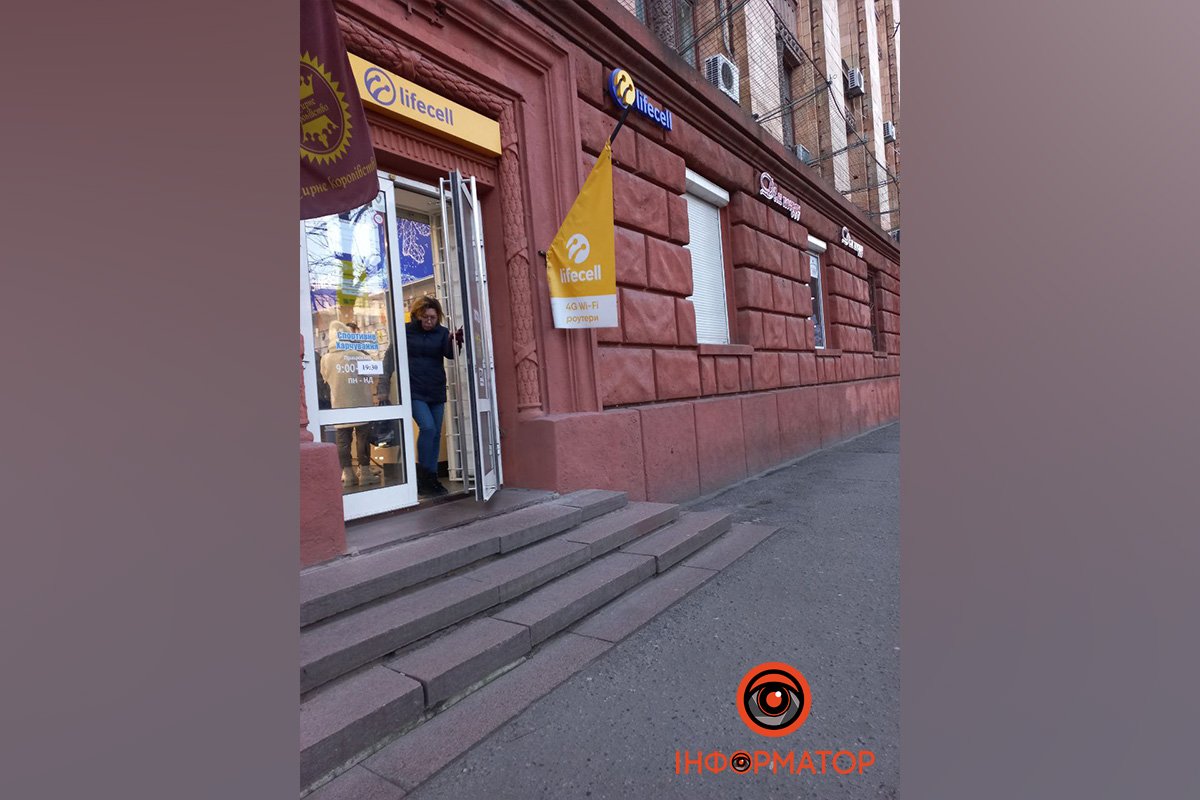 "Київстар" vs Vodafone vs Lifecell: чи можна у Дніпрі безкоштовно підзарядити телефон в магазинах операторів 2