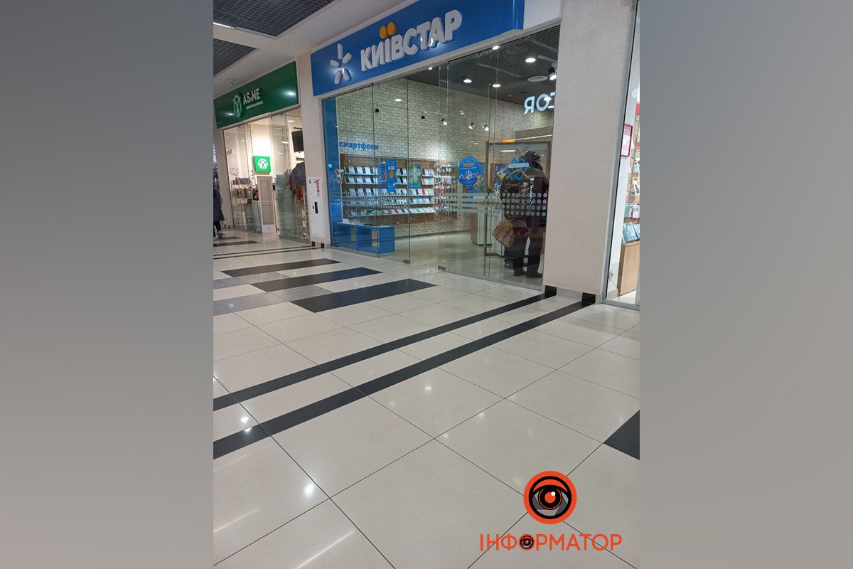 "Київстар" vs Vodafone vs Lifecell: чи можна у Дніпрі безкоштовно підзарядити телефон в магазинах операторів 3
