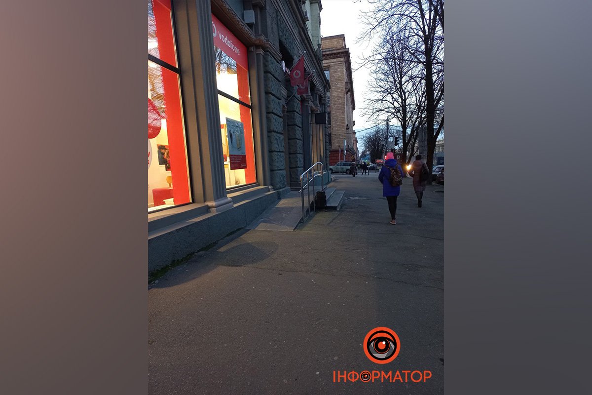 "Київстар" vs Vodafone vs Lifecell: чи можна у Дніпрі безкоштовно підзарядити телефон в магазинах операторів 4