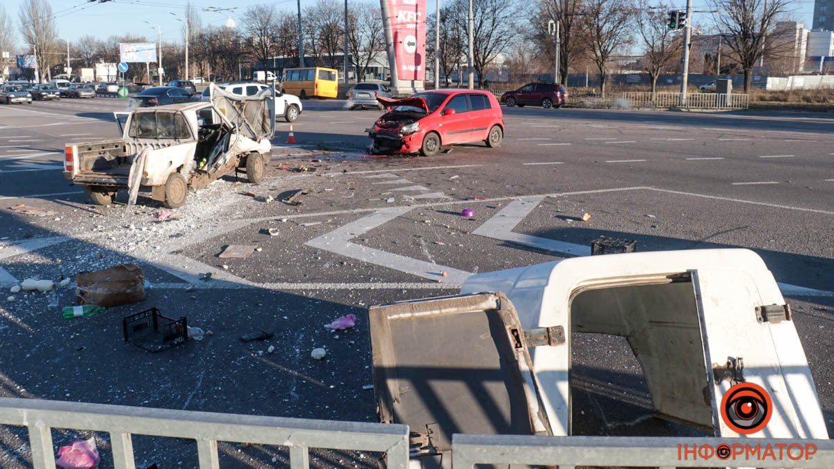 У Дніпрі на Запорізькому шосе зіштовхнулись Hyundai та ЗАЗ: відео моменту аварії