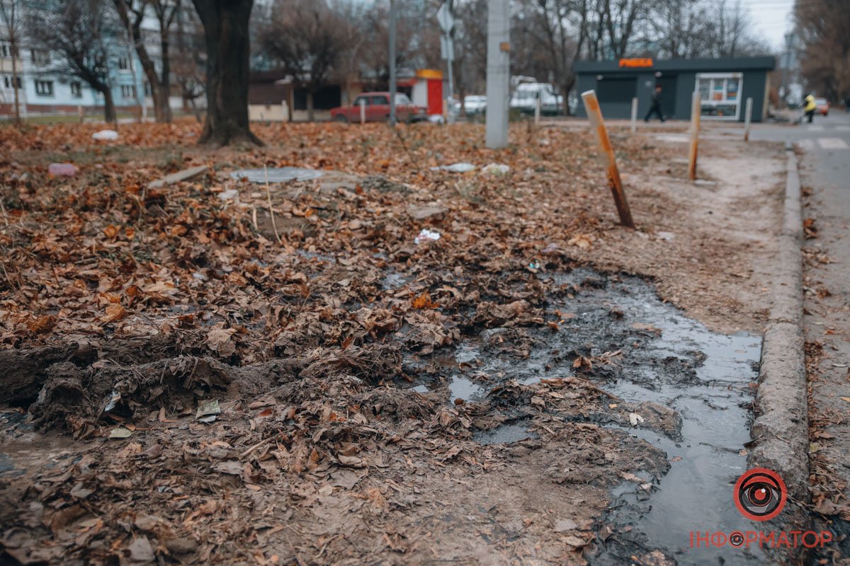 Вода продовжує витікати з колектора Вода продовжує витікати з колектора