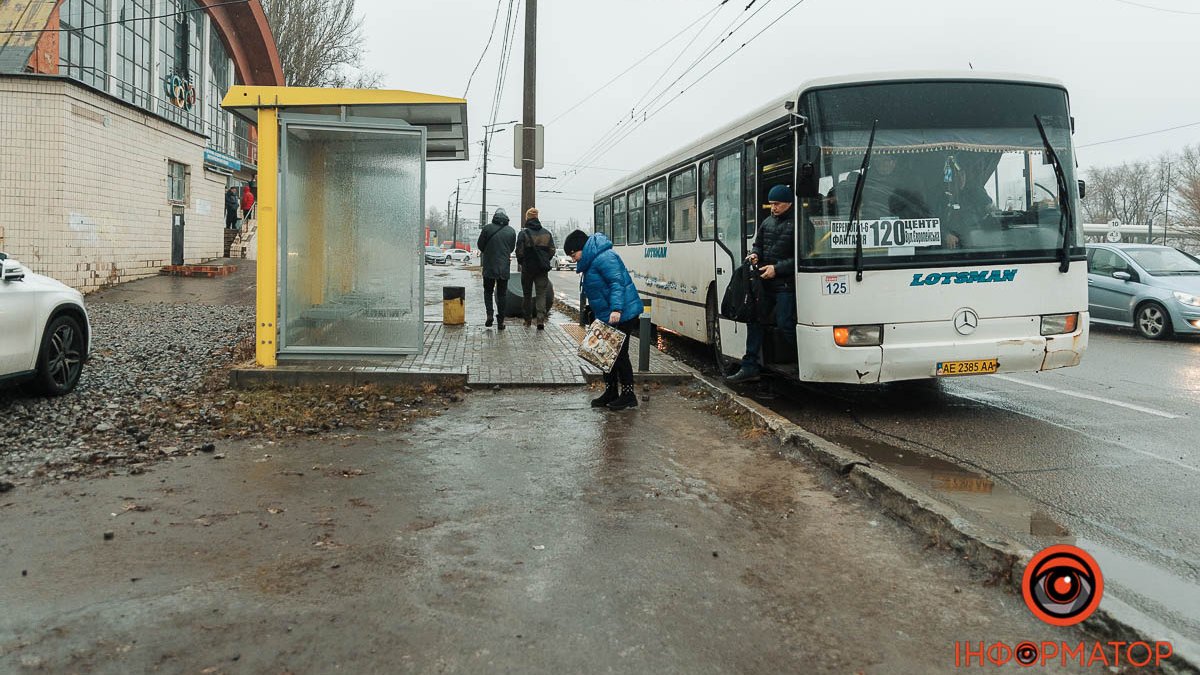 Лід на дорогах: в Дніпрі відновлюють роботу громадського транспорту