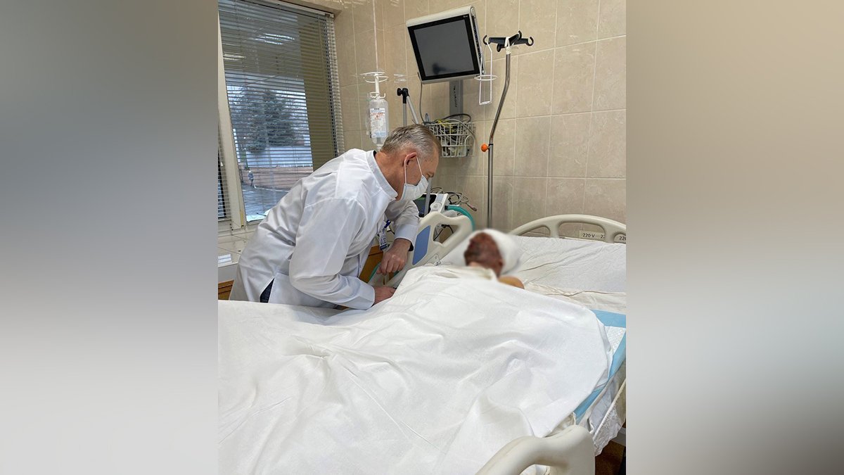 Вдома чекають дружина та 6-місячна дитина: у лікарні Дніпра врятували життя 33-річному чоловіку