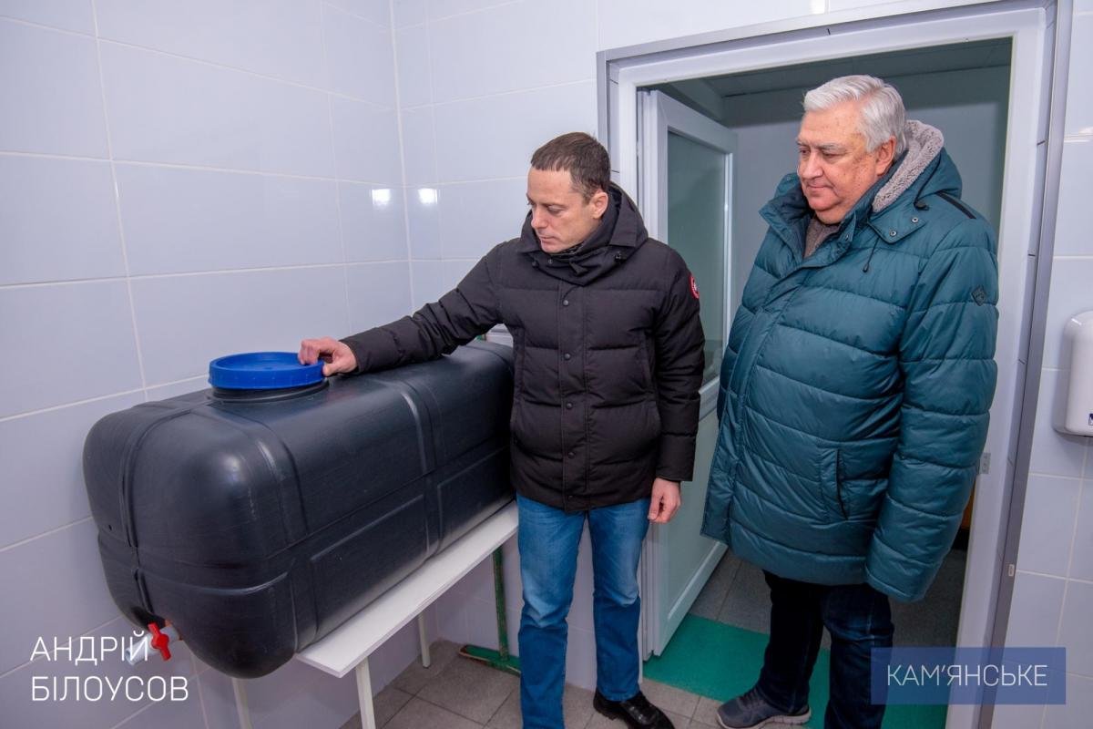 9 грудня міський голова Кам’янського Андрій Білоусов разом з підлеглими об’їхав діючі “Пункти незламності” в лікарнях, школах та інших адміністративних будівлях