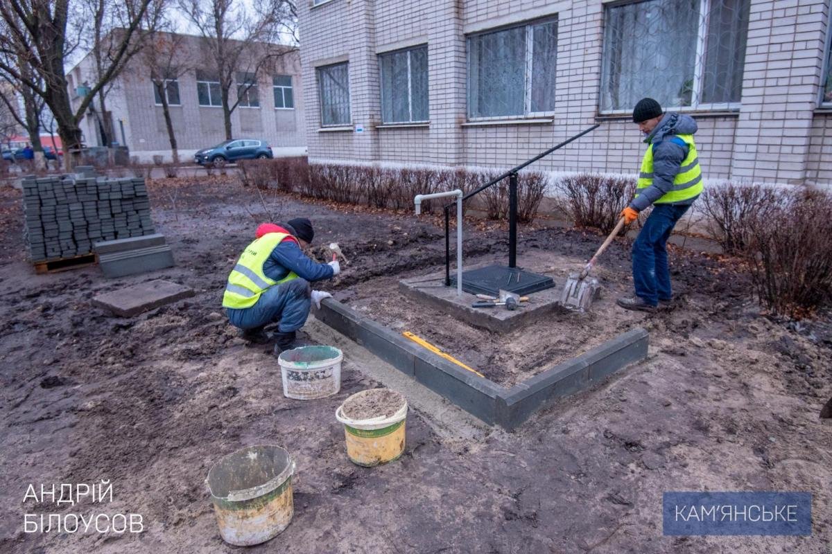 Також мер перевірив, як йдуть роботи з буріння свердловин для забезпечення мешканців водою