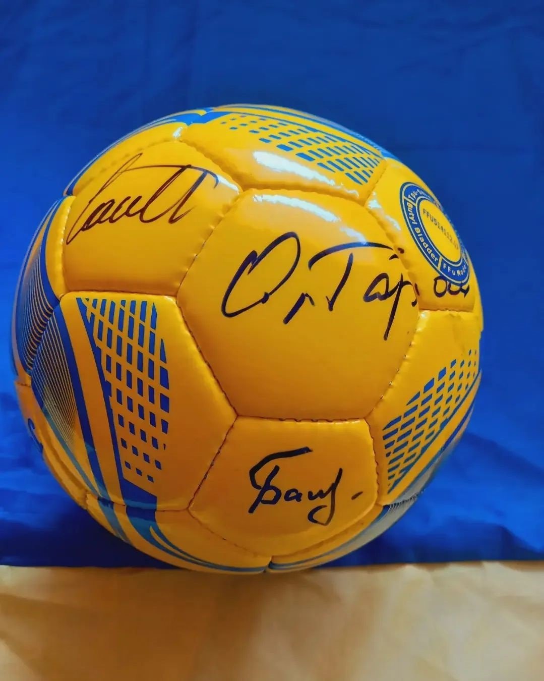 А також м'яч