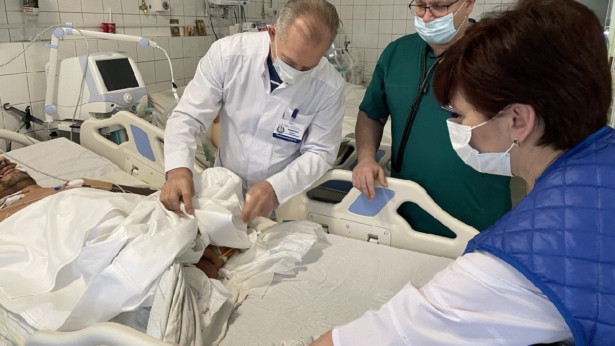 У лікарні Дніпра рятують трьох бійців, які внаслідок вибуху залишилися без ніг