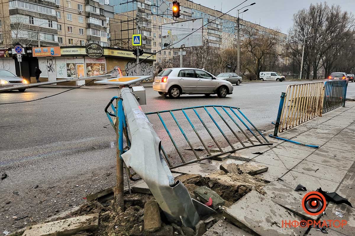 Станом на 8:00 вівторка світлофор все ще на дорозі Станом на 8:00 вівторка світлофор все ще на дорозі