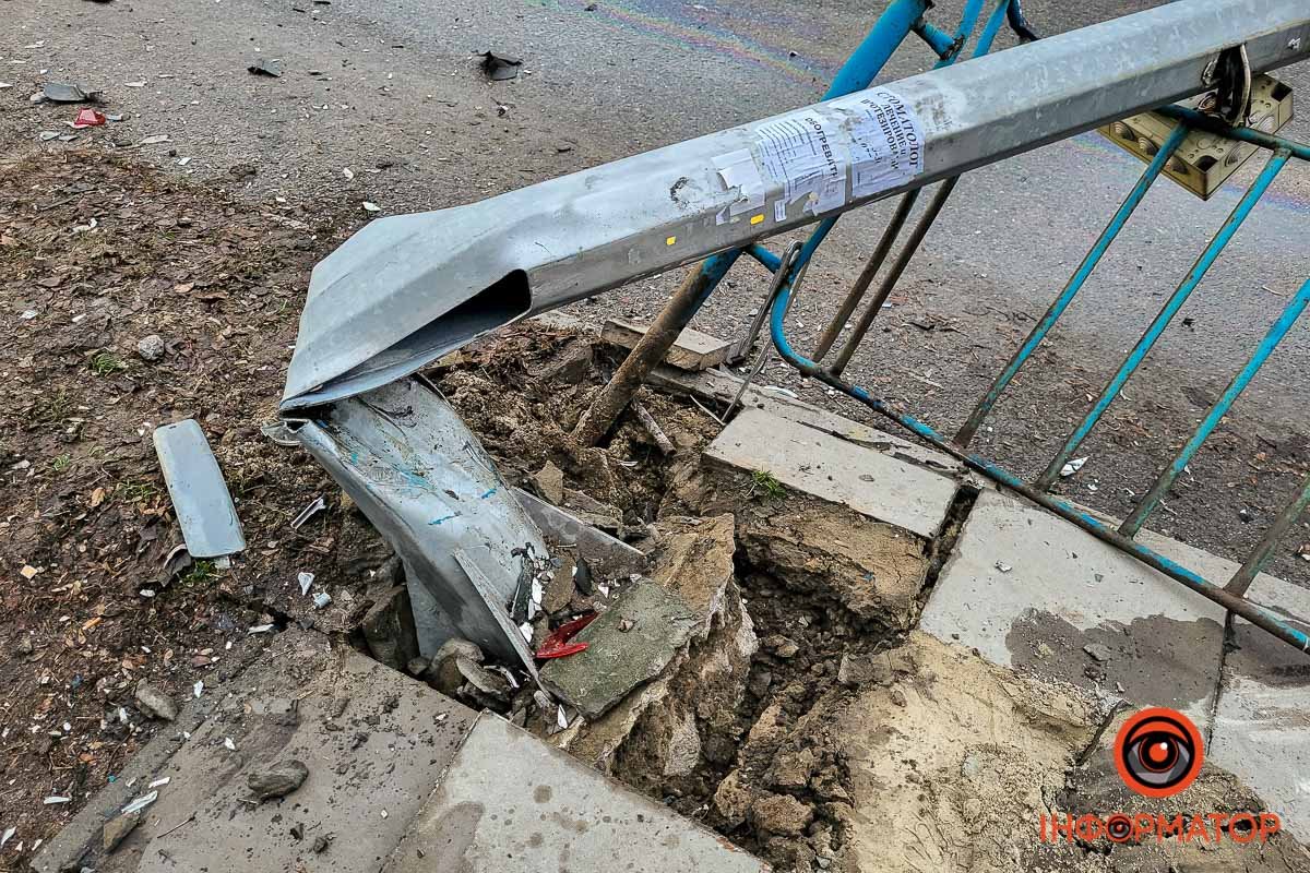 Повалили світлофор та знесли 1 секцію огорожі Повалили світлофор та знесли 1 секцію огорожі