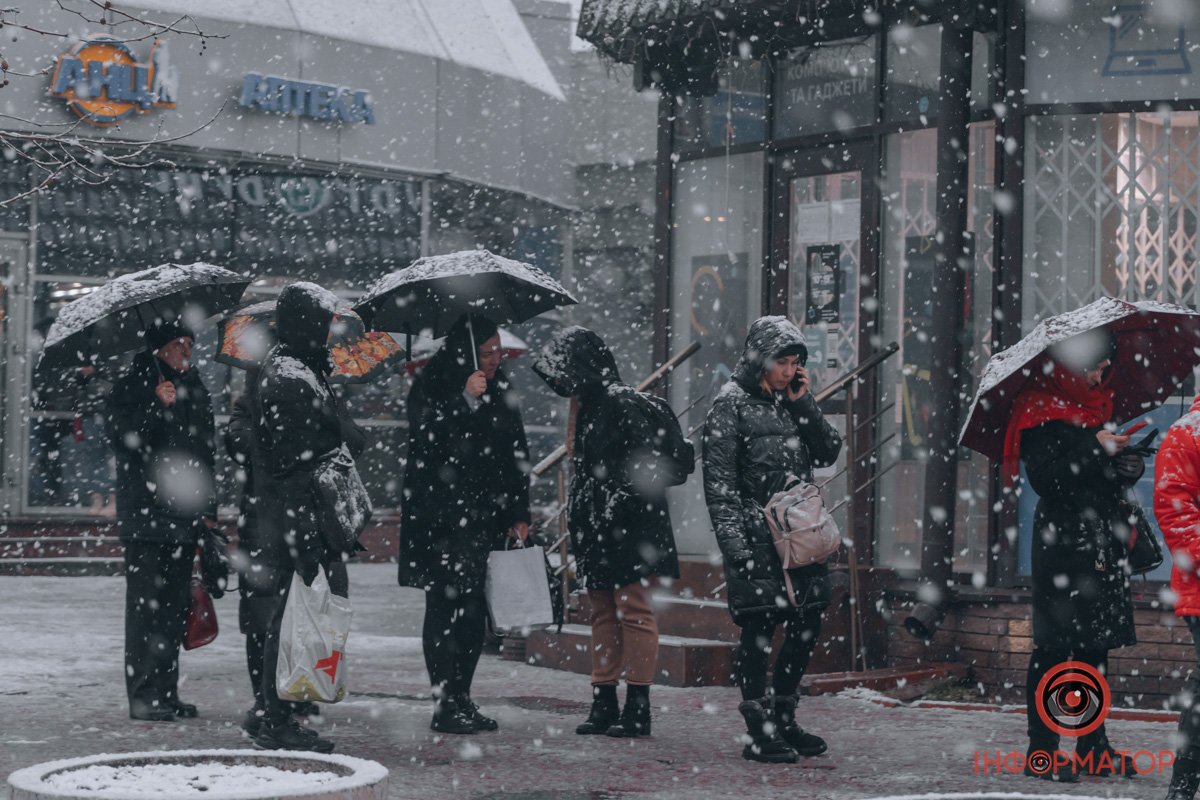 Люди поспішають з роботи