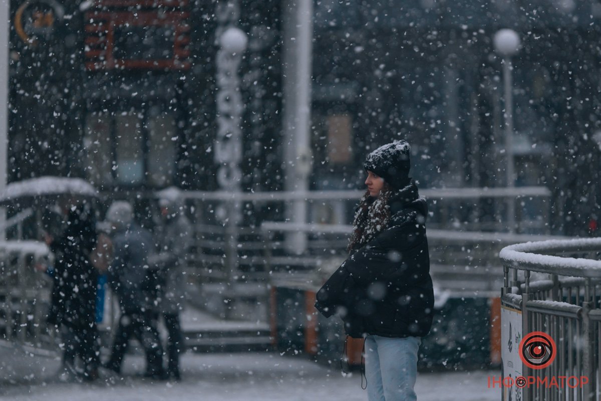 Дівчина милується зимовою погодою
