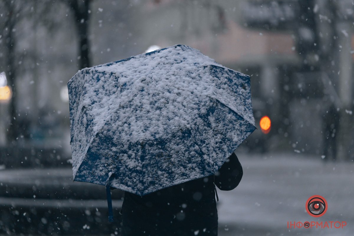 Зонтик у таку погоду рятує 