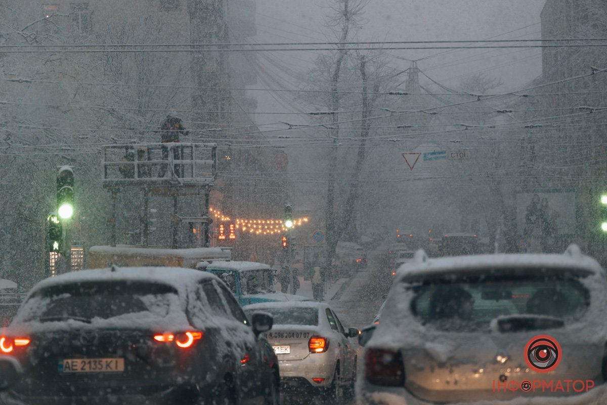 Автівки вишукалися у чергу 