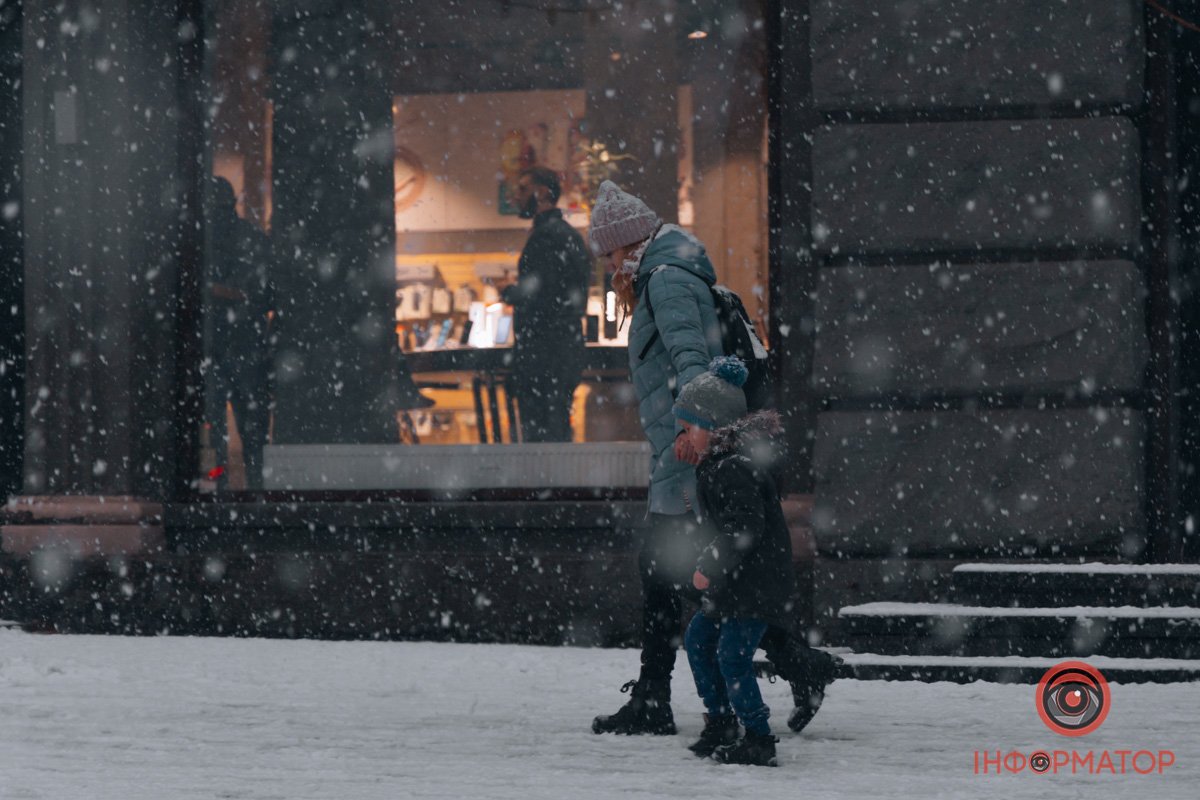 Мати та дитина поспішають додому 