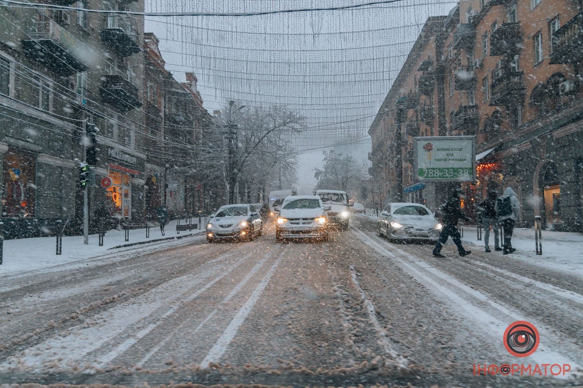 У вівторок, 13 грудня, після обіду у Дніпрі почалася справжня хурделиця