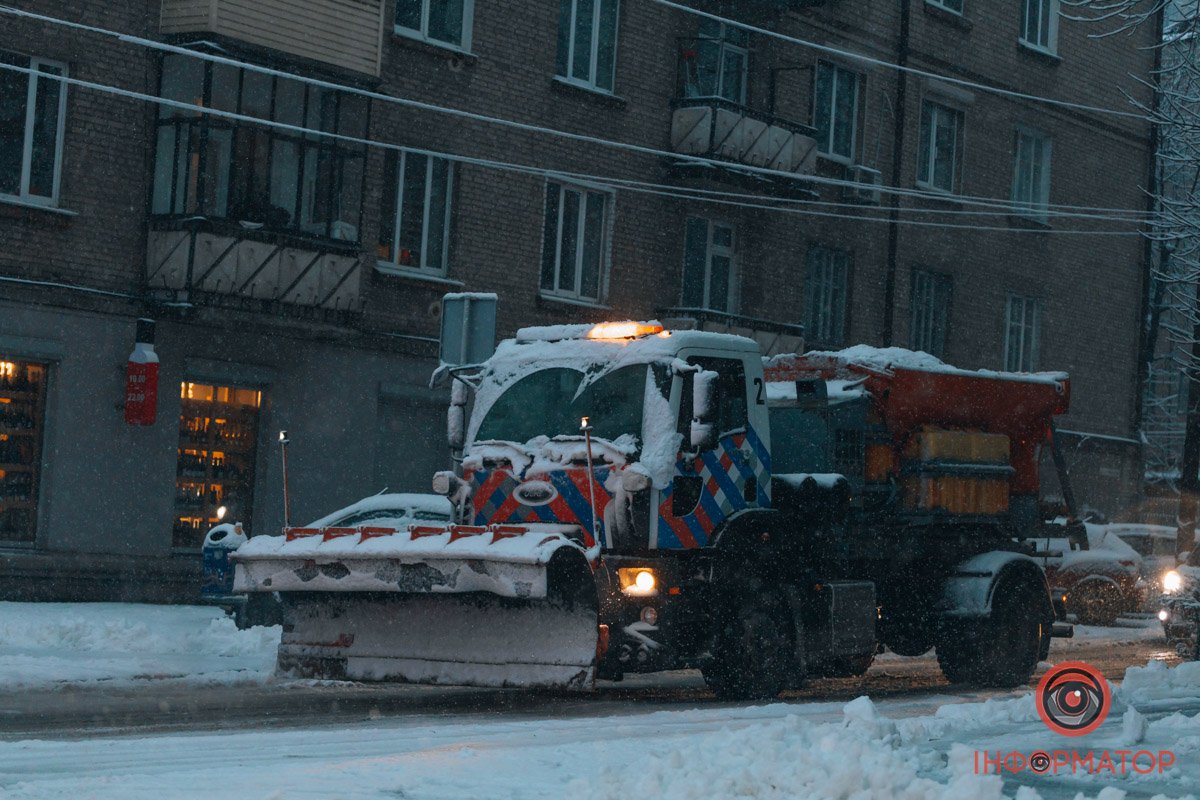 Спецтехніка розчищає дороги
