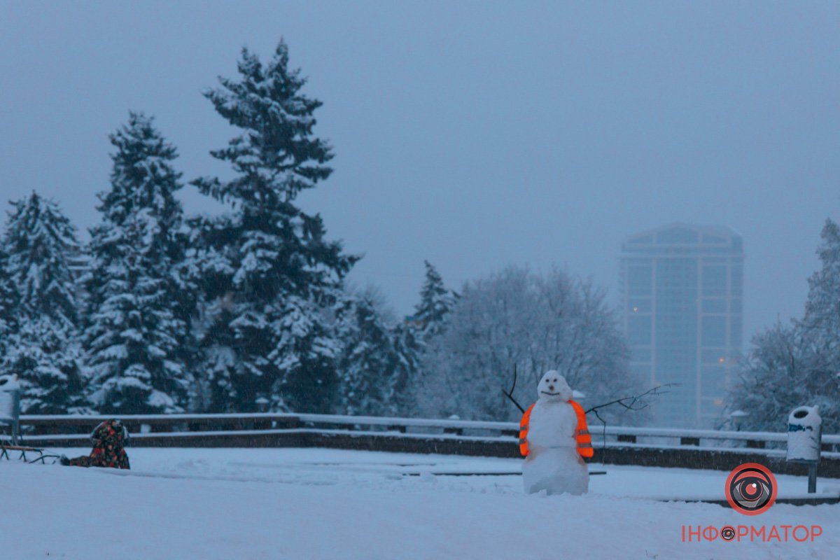 Люди встигли зліпити снігову бабу