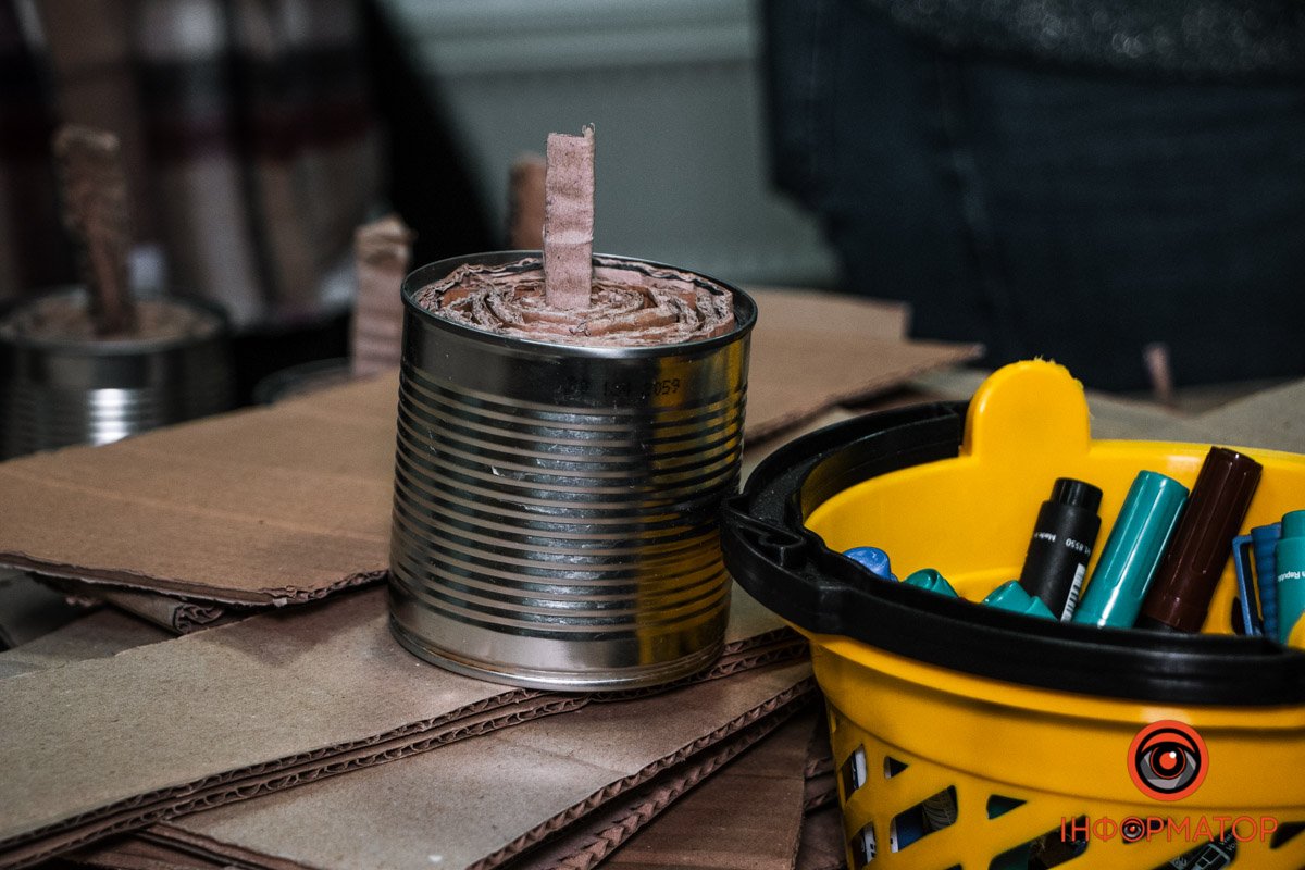 Для виготовлення окопних свічок дівчата та хлопці використовують банки від консерв, гофрований картон та парафін Для виготовлення окопних свічок дівчата та хлопці використовують банки від консерв, гофрований картон та парафін