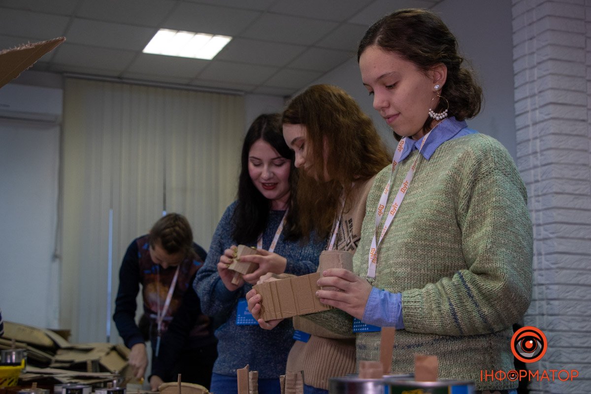 Аби вони не мерзли, волонтери Дніпра об’єдналися та відправлять нашим захисникам частинку своєї турботи Аби вони не мерзли, волонтери Дніпра об’єдналися та відправлять нашим захисникам частинку своєї турботи