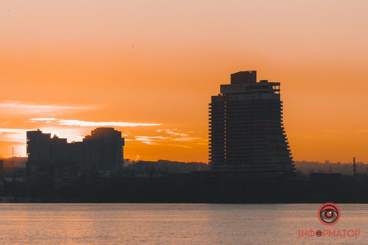 Місто "в обіймах" заходу сонця 