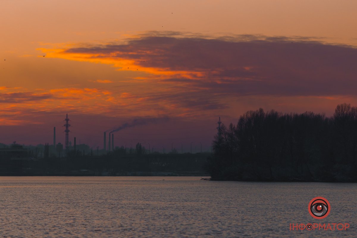 Помаранчеві відтінки захопили небо над обрієм