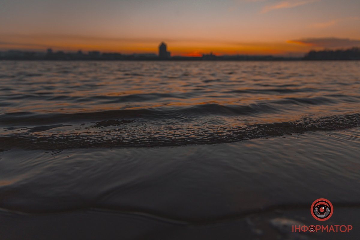 Так виглядає пляж під час заходу сонця