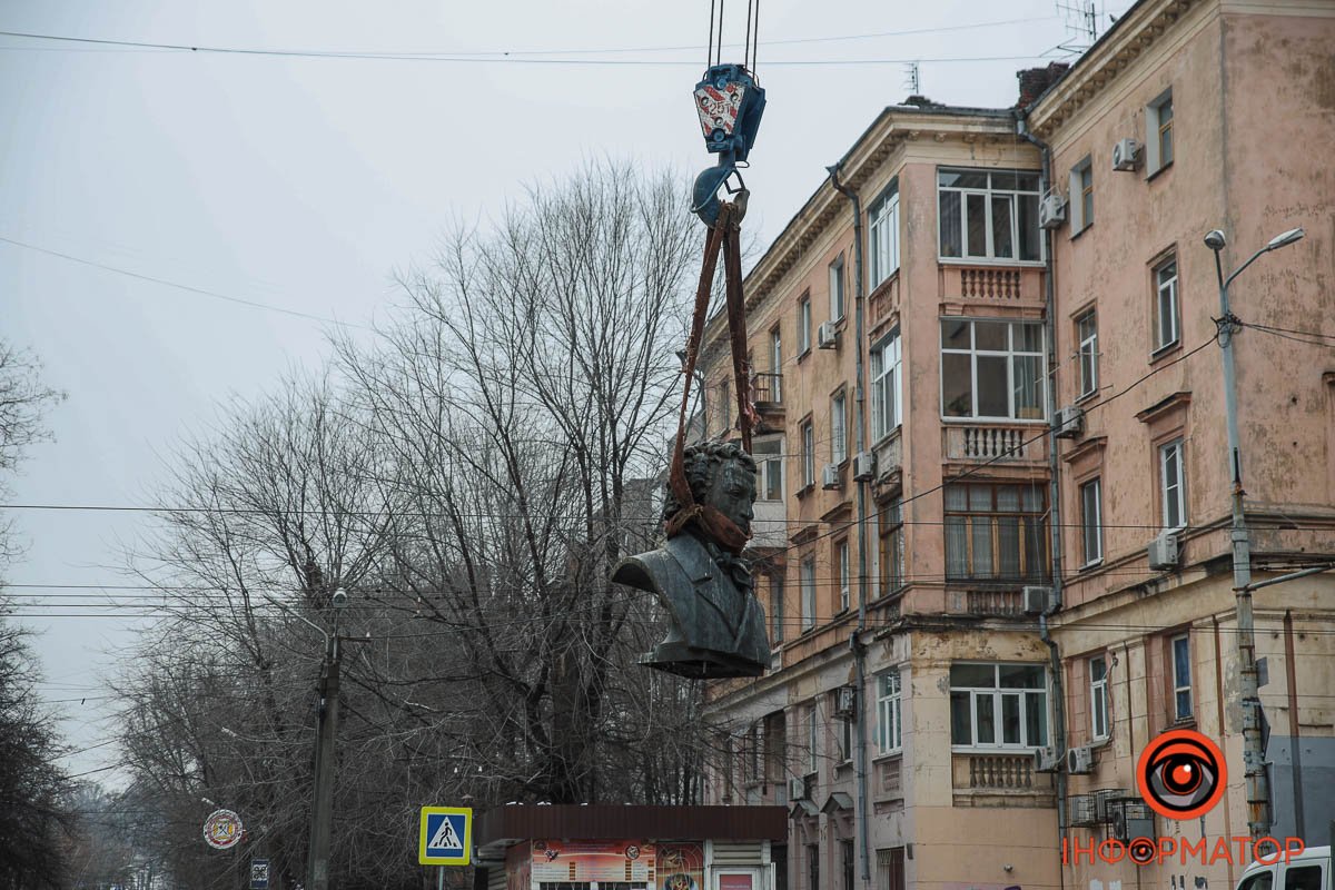 Демонтаж проводять комунальні служби Демонтаж проводять комунальні служби