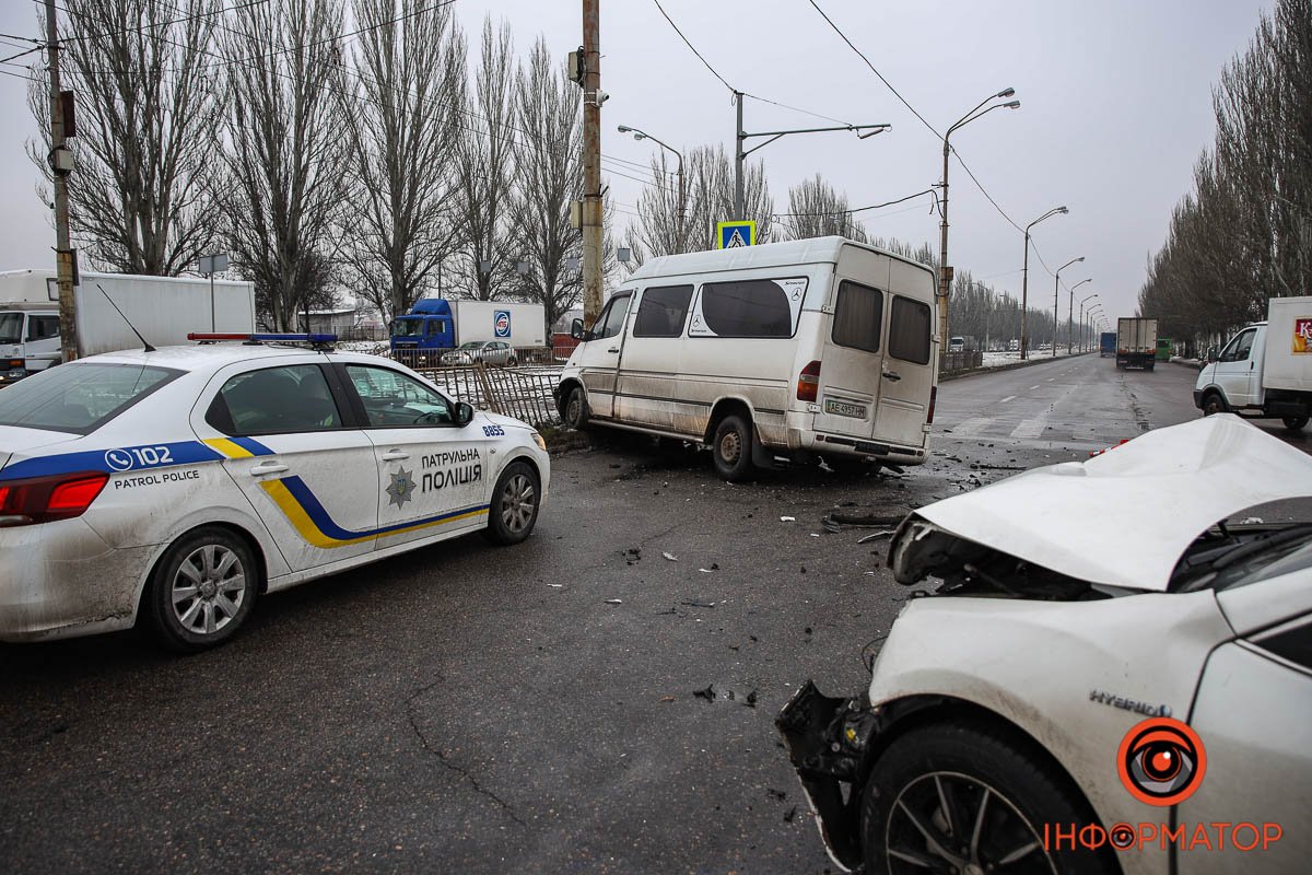 Водії об'їжджають затор по узбіччю Водії об'їжджають затор по узбіччю