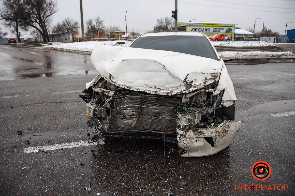 Автомобіліст Toyota почав рухатися та не побачив Mercedes Автомобіліст Toyota почав рухатися та не побачив Mercedes