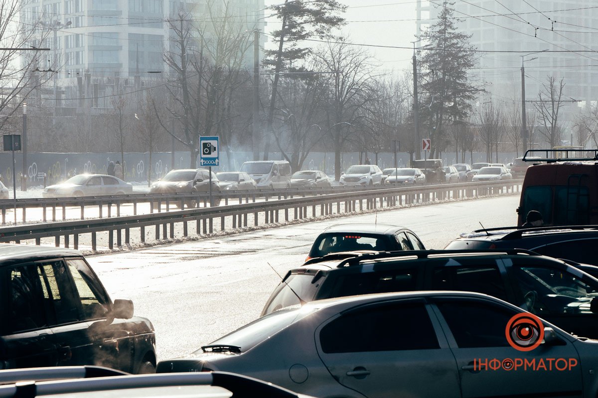 Кількість автомобілів на заправках тільки росте Кількість автомобілів на заправках тільки росте