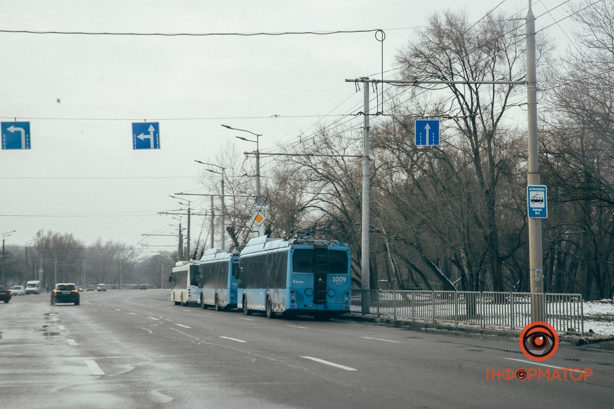 Тролейбуси стоять Тролейбуси стоять