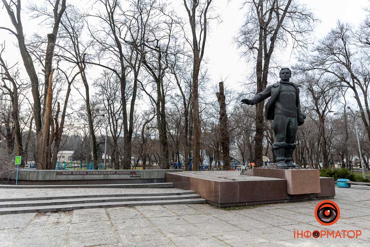 Раніше комунальні служби зняли монументи Олександра Пушкіна та Володі Дубініна Раніше комунальні служби зняли монументи Олександра Пушкіна та Володі Дубініна