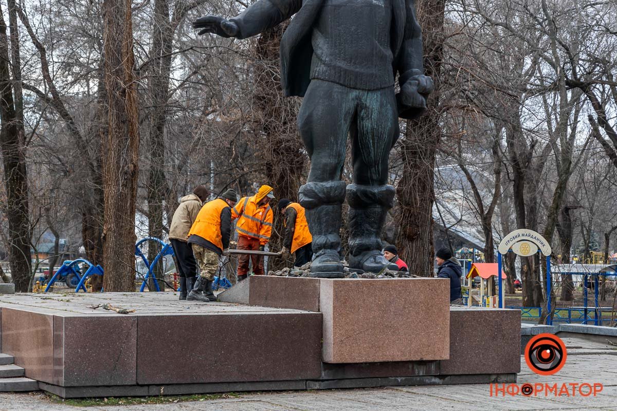 Дерусифікація та декомунізація Дерусифікація та декомунізація