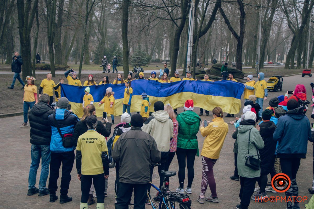 Флаг України та учасники забігу Флаг України та учасники забігу