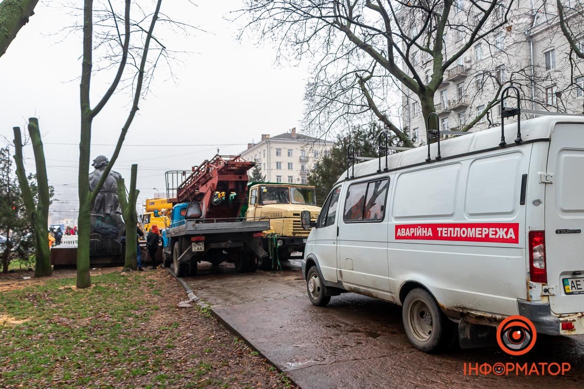 Пам’ятник Горькому стояв на перехресті вулиці Княгині Ольги та проспекту Дмитра Яворницького