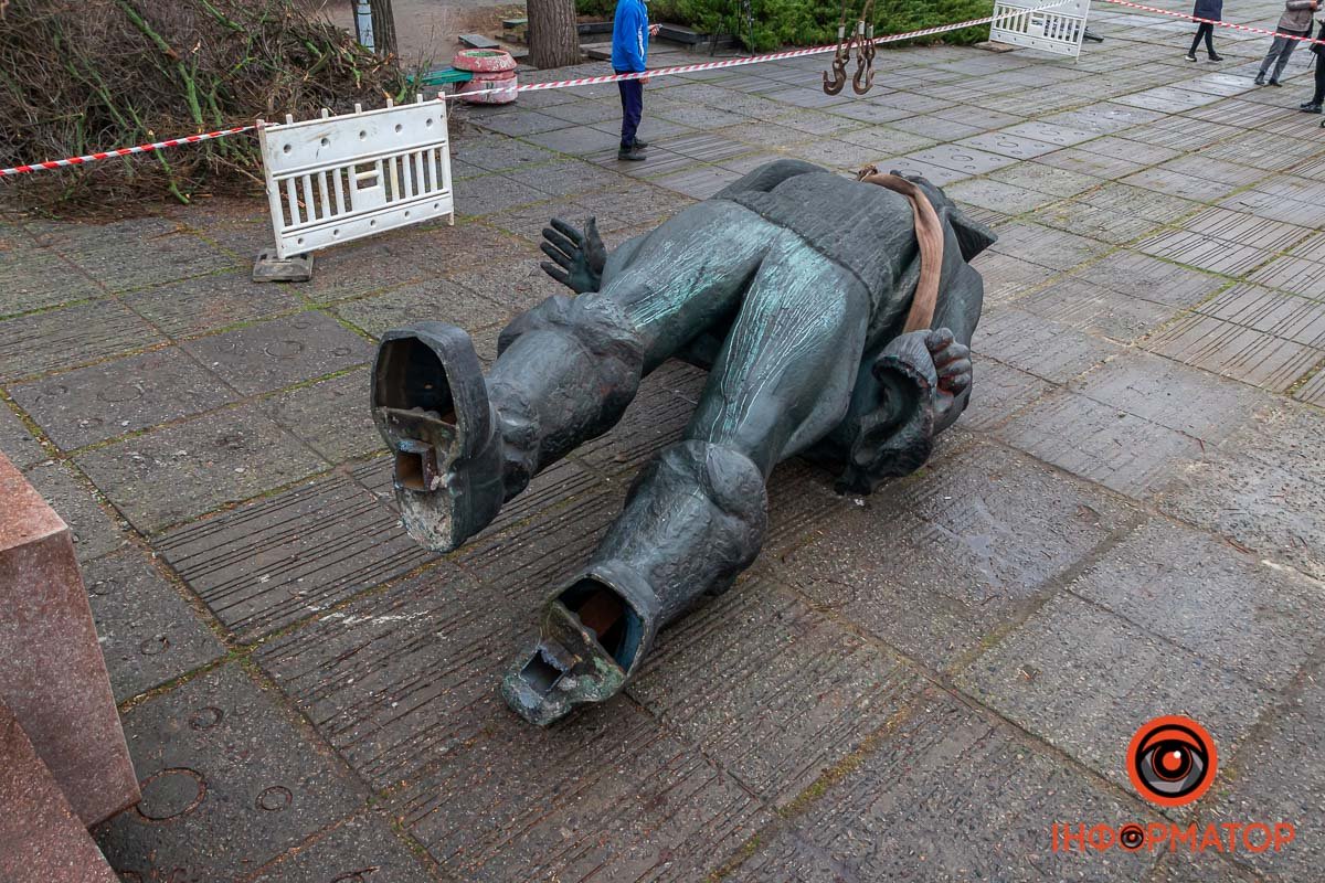 Усього демонтують 8 монументів