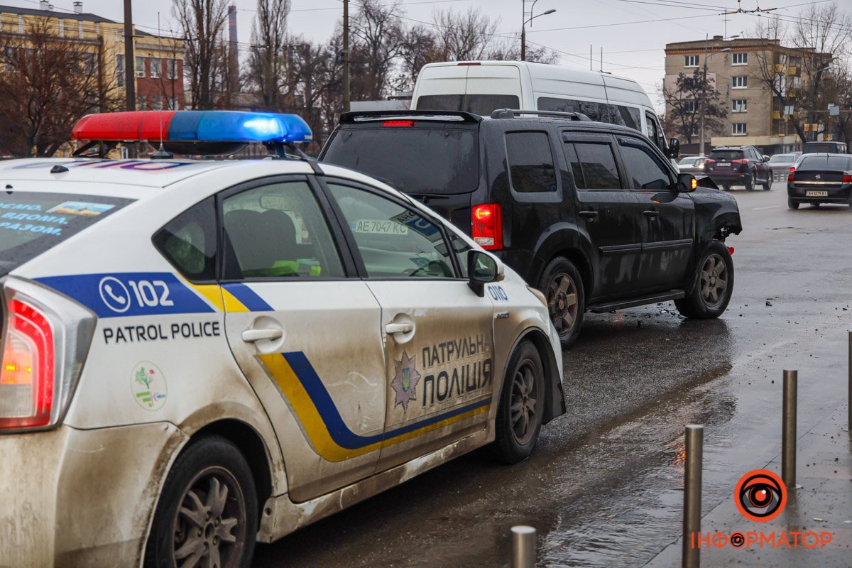 Автівка ледь не зачепила пішохода Автівка ледь не зачепила пішохода