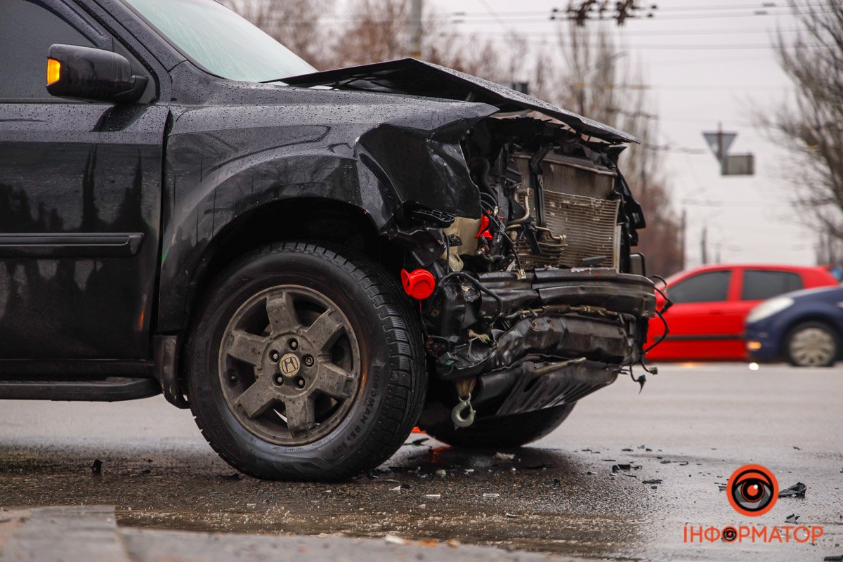 Автівка отримала механічні ушкодження Автівка отримала механічні ушкодження