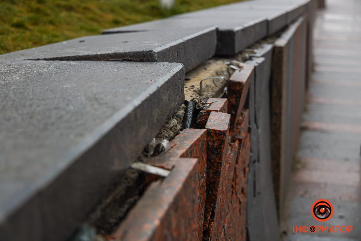 Машина врізалась у парапет Машина врізалась у парапет