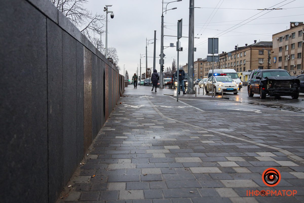 Машина ледь не зачепила пішохода Машина ледь не зачепила пішохода