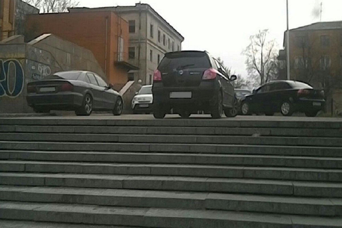 Прямо на сходах Прямо на сходах