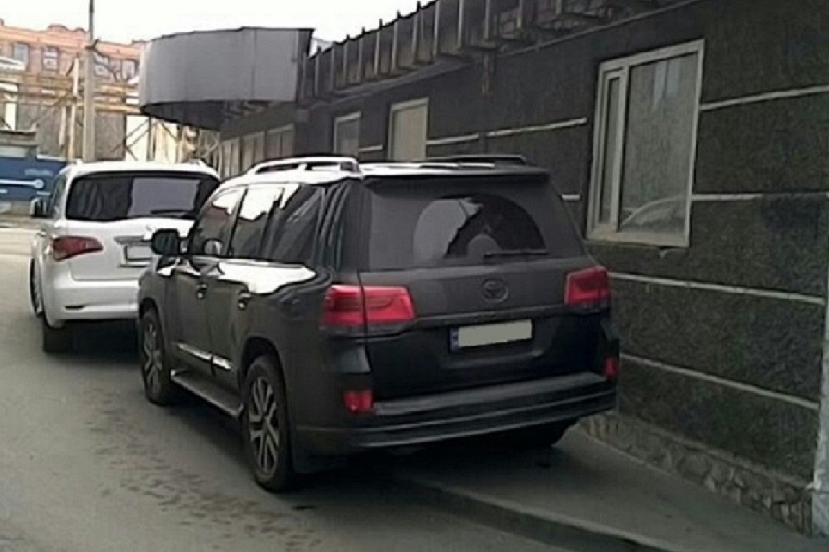 Паркування на тротуарах — звична справа Паркування на тротуарах — звична справа