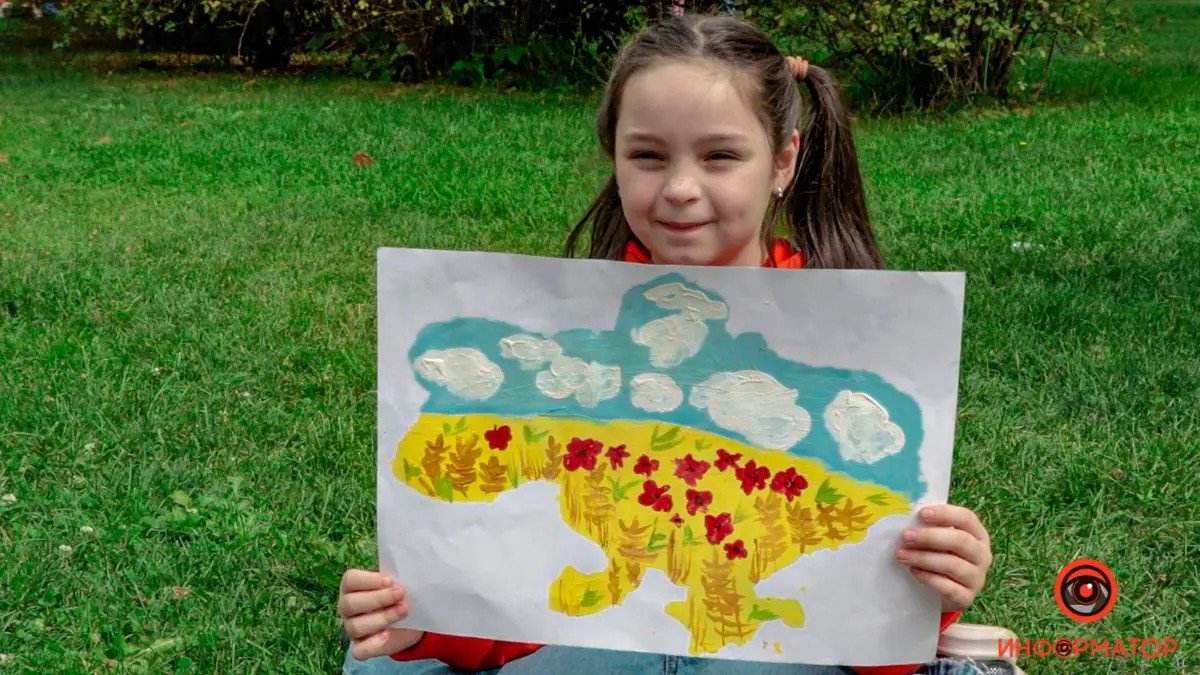 7-річна Варвара Різник малює для ЗСУ