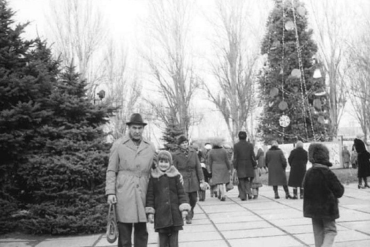 Міська ялинка біля палацу Ілліча в Дніпрі 1979 рік
