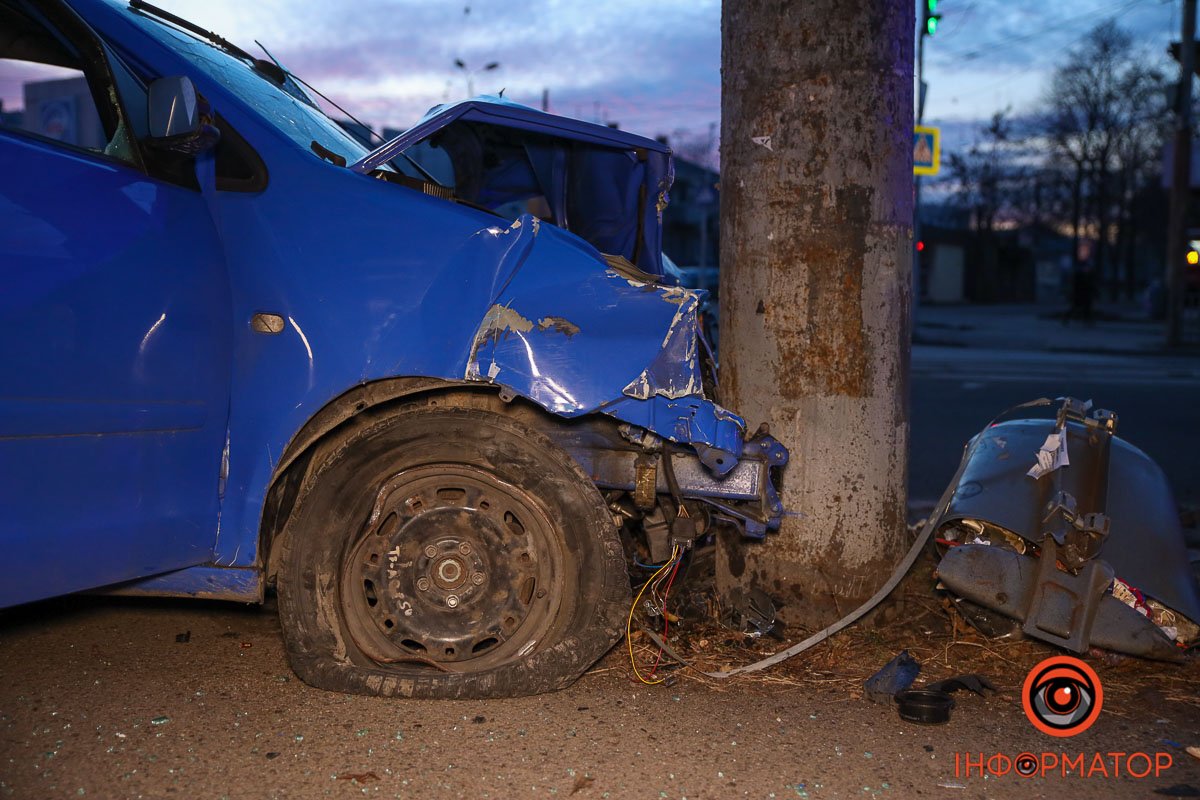У Дніпрі на Робочій Volkswagen зніс паркан і врізався у стовп: постраждав чоловік