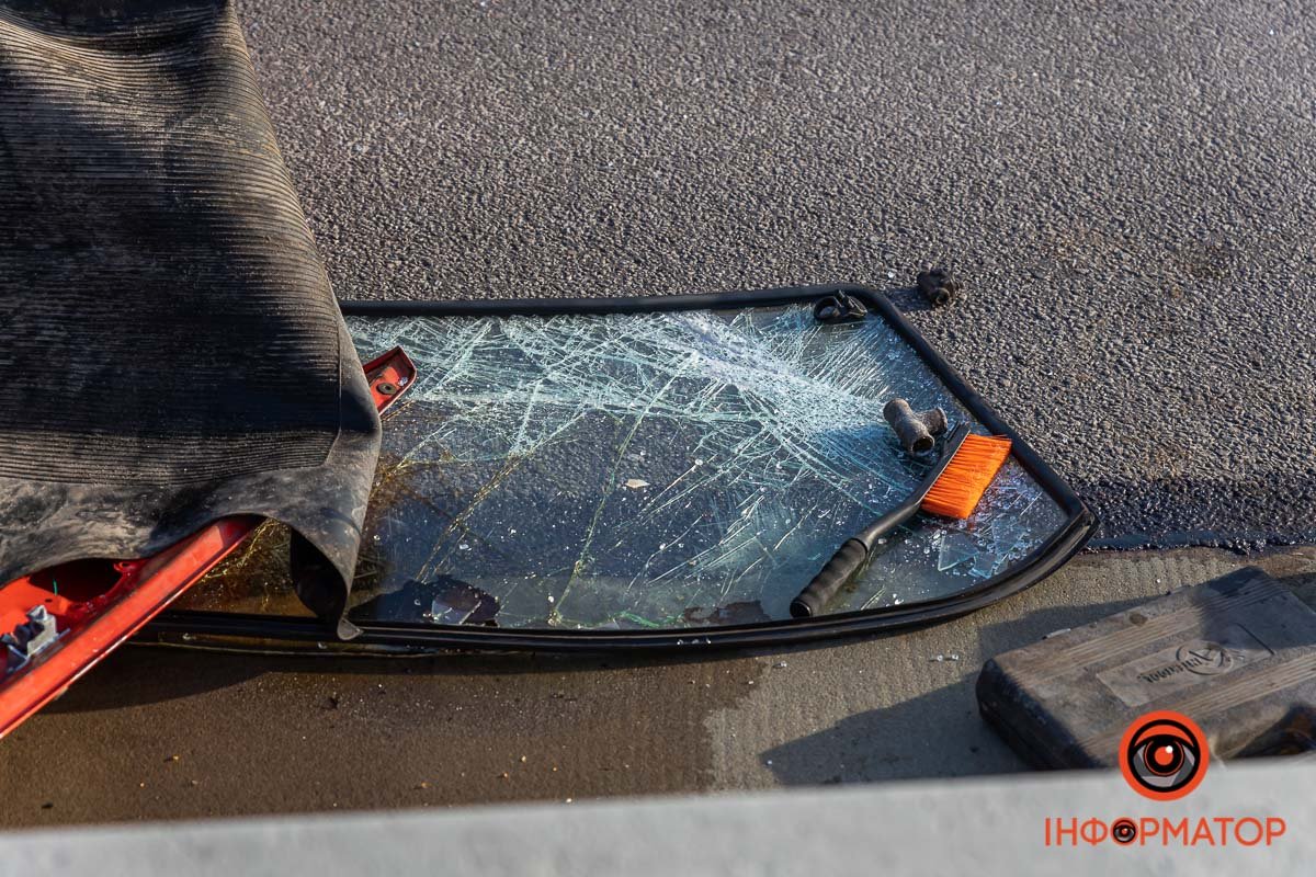 На дорозі розбите скло