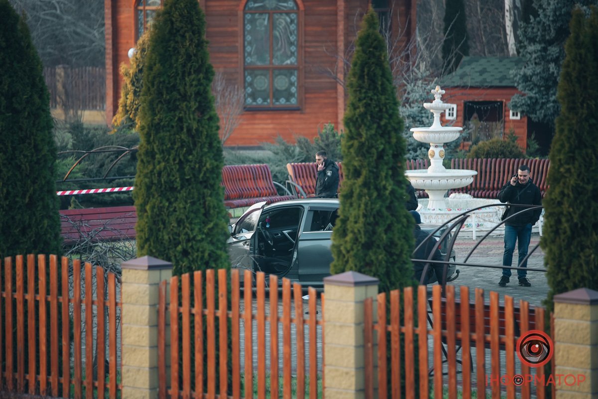 Аби скритися від поліцейських, вона заїхала на територію церкви Аби скритися від поліцейських, вона заїхала на територію церкви