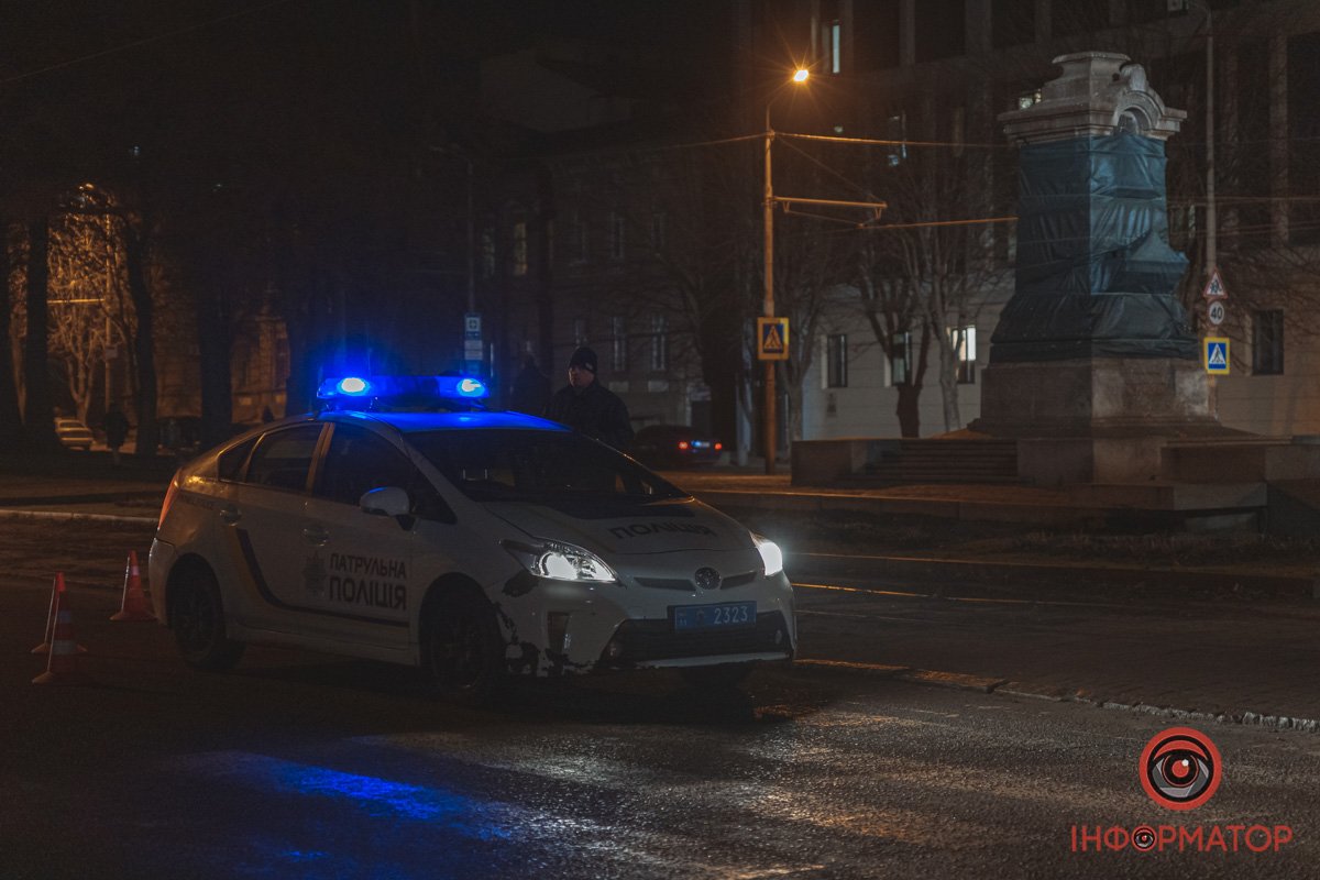 Патрульні та слідчий працюють на місці Патрульні та слідчий працюють на місці