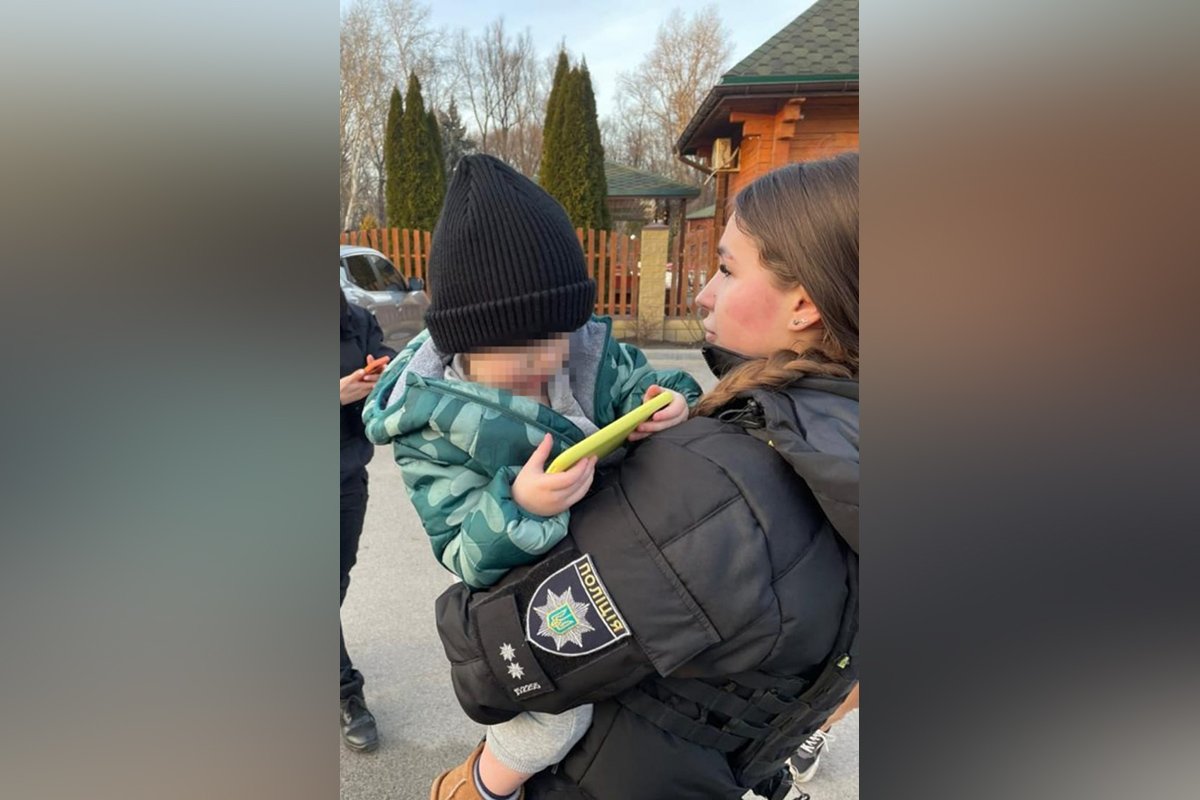 Патрульні заспокоїли дитину